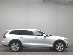 Weiss Gebraucht 2022 Volvo V60 CC Kombi | 24.980 € (Guter Preis)