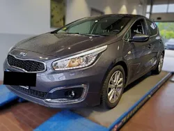 Grau Gebraucht 2016 Kia Ceed Limousine | 10.490 € (Fairer Preis)