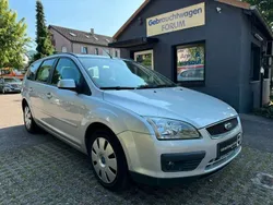 Polarsilber metallic Gebraucht 2005 Ford Focus Ghia Kombi | 990 € (Superpreis)