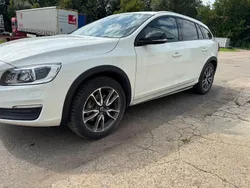Weiß Gebraucht 2016 Volvo V60 CC Summum Kombi | 14.900 € (Etwas zu teuer)