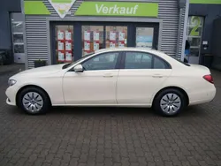Hellelfenbein Gebraucht 2018 Mercedes E200 Limousine | 8.990 €