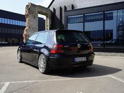 Schwarz Gebraucht 2001 VW Golf IV Edition Kleinwagen | 12.499 €
