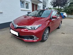 Rot Gebraucht 2018 Toyota Auris Hybrid Executive Kombi | 16.490 € (Fairer Preis)