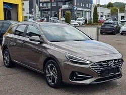 Silky bronze / met Gebraucht 2024 Hyundai i30 Kombi | 21.950 € (Fairer Preis)