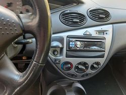 Grau Gebraucht 2001 Ford Focus Ambiente Kombi | 700 € (Fairer Preis)