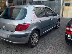 Grau Gebraucht 2002 Peugeot 307 Kleinwagen | 2.300 € (Etwas zu teuer)
