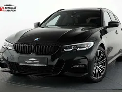 Black sapphire metallic Gebraucht 2021 BMW 320 M Sport Kombi | 28.990 € (Superpreis)