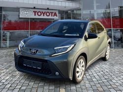 Cardamon green (6w4)/ black mi Gebraucht 2022 Toyota Aygo Pulse Kleinwagen | 14.790 € (Fairer Preis)
