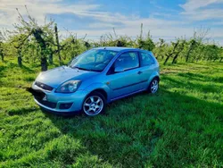 Blau Gebraucht 2006 Ford Fiesta Ambiente Kleinwagen | 1.500 € (Fairer Preis)
