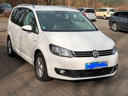 Weiß Gebraucht 2014 VW Touran Life Van / Kleinbus | 7.850 € (Superpreis)