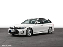 Mineralweiß metallic Gebraucht 2024 BMW 330e Comfort Edition Kombi | 51.294 €