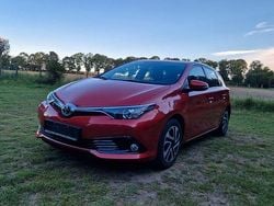 Rot Gebraucht 2016 Toyota Auris Comfort Limousine | 9.500 € (Fairer Preis)