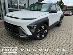 Serenity white / abyss black / Gebraucht 2023 Hyundai Kona Prime SUV | 33.790 € (Fairer Preis)