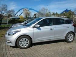 Silber Gebraucht 2017 Hyundai i20 Limousine | 7.990 € (Guter Preis)