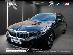 Carbonschwarz metallic Gebraucht 2024 BMW 520 M Sport Kombi | 52.369 € (Superpreis)