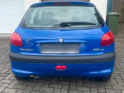 Blau Gebraucht 2004 Peugeot 206 Kleinwagen | 700 €