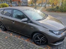Braun Gebraucht 2018 Toyota Auris Hybrid Team Limousine | 16.800 € (Fairer Preis)
