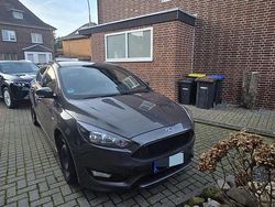 Grau Gebraucht 2017 Ford Focus ST-Line Limousine | 7.500 € (Guter Preis)