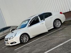 Weiß Gebraucht 2012 Subaru Legacy Limousine | 6.400 €