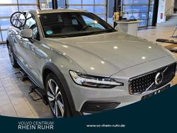 Vapour grey / metallic Gebraucht 2023 Volvo V60 CC Plus Kombi | 35.990 € (Fairer Preis)