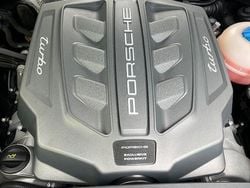 Grau Gebraucht 2017 Porsche Macan Turbo Performance Package SUV | 52.900 € (Fairer Preis)