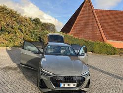 Grau Gebraucht 2022 Audi e-tron Black Edition SUV | 42.500 € (Fairer Preis)