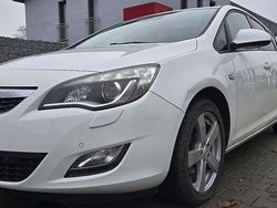 Weiß Gebraucht 2011 Opel Astra Design Edition Limousine | 2.990 € (Superpreis)