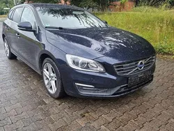 Blau Gebraucht 2018 Volvo V60 Momentum Kombi | 10.500 € (Etwas zu teuer)