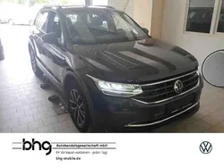 Grau Gebraucht 2021 VW Tiguan Life SUV | 29.330 € (Fairer Preis)