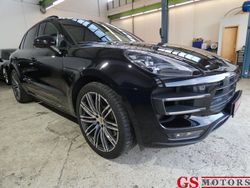 Tiefschwarzmetallic Gebraucht 2017 Porsche Macan Turbo Performance Package SUV | 41.299 € (Etwas zu teuer)