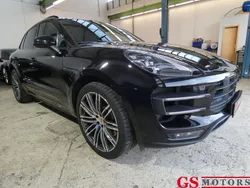 Tiefschwarzmetallic Gebraucht 2017 Porsche Macan Turbo Performance Package SUV | 41.299 € (Fairer Preis)