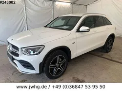 Weiß Gebraucht 2021 Mercedes GLC300e AMG line SUV | 34.950 € (Fairer Preis)