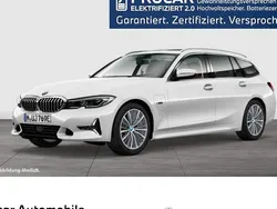 Weiß Gebraucht 2022 BMW 330e Luxury Line Kombi | 35.870 € (Etwas zu teuer)