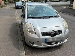 Silber Gebraucht 2007 Toyota Yaris Kleinwagen | 2.000 € (Etwas zu teuer)