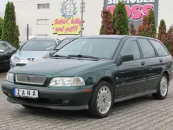 Grün Gebraucht 1998 Volvo V40 Kombi | 4.777 €