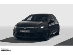 Schwarz (grenadillschwarz metallic) Neu 2025 VW Golf Black Edition Coupé | 59.470 €