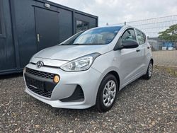 Silber Gebraucht 2017 Hyundai i10 Kleinwagen | 6.500 € (Fairer Preis)