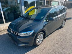 Grau Gebraucht 2019 VW Touran Comfortline Van / Kleinbus | 11.988 € (Guter Preis)