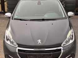 Grau Gebraucht 2016 Peugeot 208 Style Kleinwagen | 6.390 € (Guter Preis)