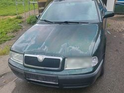 Grün Gebraucht 2002 Skoda Octavia Elegance Kombi | 500 € (Superpreis)