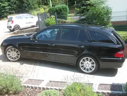 Schwarz metallic Gebraucht 2009 Mercedes E200 Avantgarde Kombi | 16.400 €