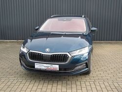 Lavablau metallic met. Gebraucht 2024 Skoda Octavia Style Kombi | 29.890 € (Fairer Preis)