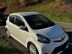 Weiß Gebraucht 2013 Toyota Aygo Cool Kleinwagen | 3.800 € (Fairer Preis)