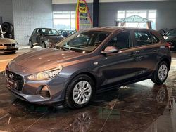 Grau Gebraucht 2017 Hyundai i30 Select Limousine | 11.995 € (Etwas zu teuer)