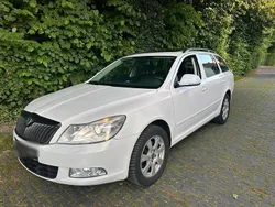 Weiß Gebraucht 2010 Skoda Octavia Kombi | 3.350 €