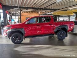 Tornadorot metallic Neu 2025 Toyota HiLux Sport Abholung | 65.598 € (Teuer)