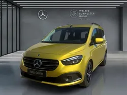 Limonitgelb metallic Gebraucht 2023 Mercedes T180 Style Van / Kleinbus | 29.990 € (Etwas zu teuer)
