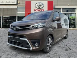 Brown rich oak Gebraucht 2024 Toyota Proace Verso Comfort Kombi | 36.490 € (Guter Preis)