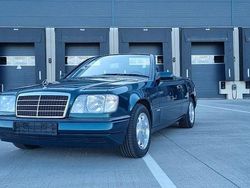 Grün Gebraucht 1995 Mercedes E220 Sportline Cabrio | 39.900 €