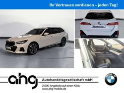 Mineralweiss metallic Gebraucht 2024 BMW 520 Performance Kombi | 52.950 € (Fairer Preis)